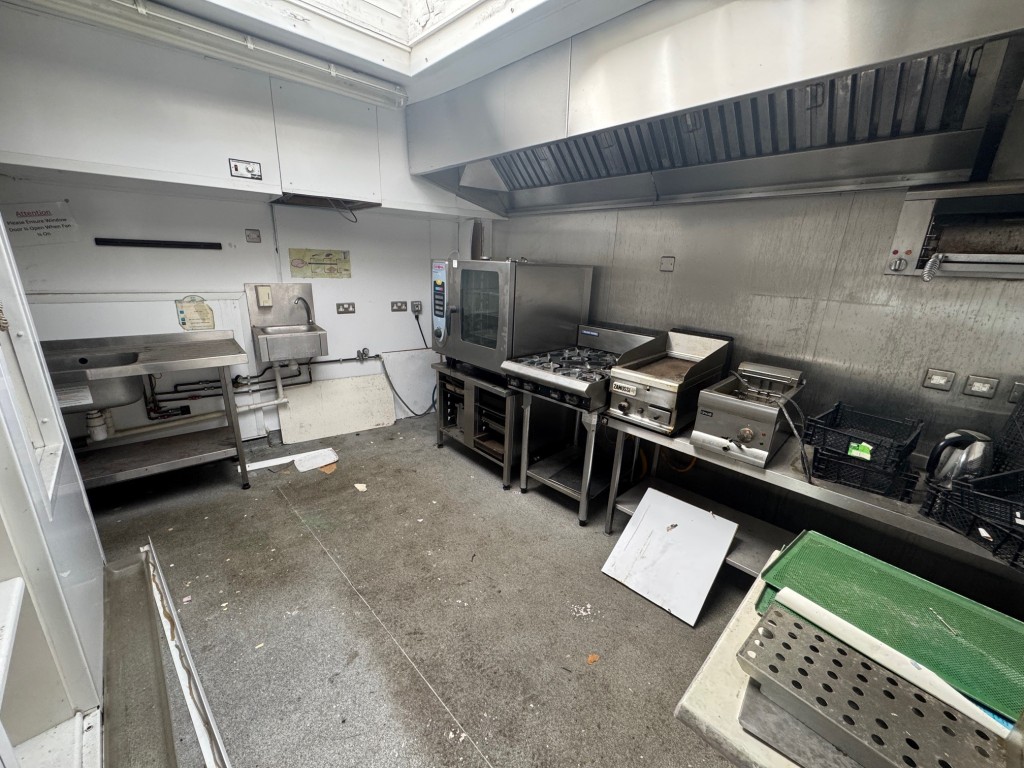 Lot: 48 - PUBLIC HOUSE AND UPPER PARTS WITH POTENTIAL - First floor kitchen